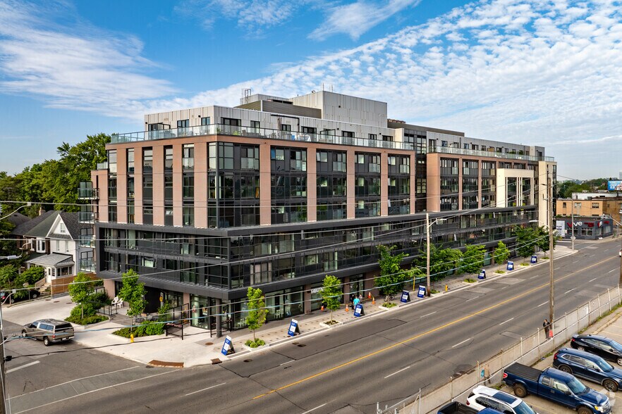 3385 Dundas St W, Toronto, ON à vendre - Photo principale - Image 1 de 1