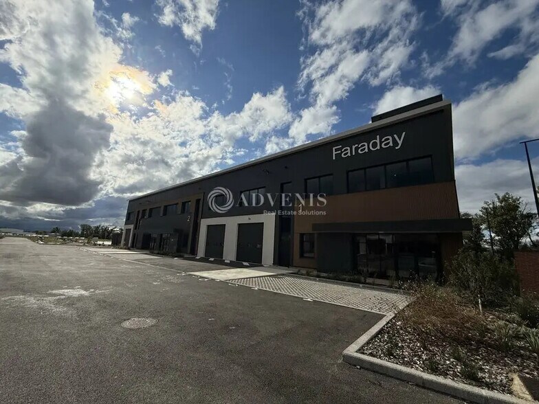 Flex dans Saint-Priest à louer - Photo du bâtiment - Image 3 de 12