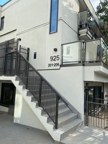 925 8th Av W, Vancouver, BC à vendre - Photo du bâtiment - Image 2 de 2
