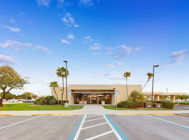 8681 Cypress Lake Dr, Fort Myers, FL à vendre - Photo du bâtiment - Image 3 de 4