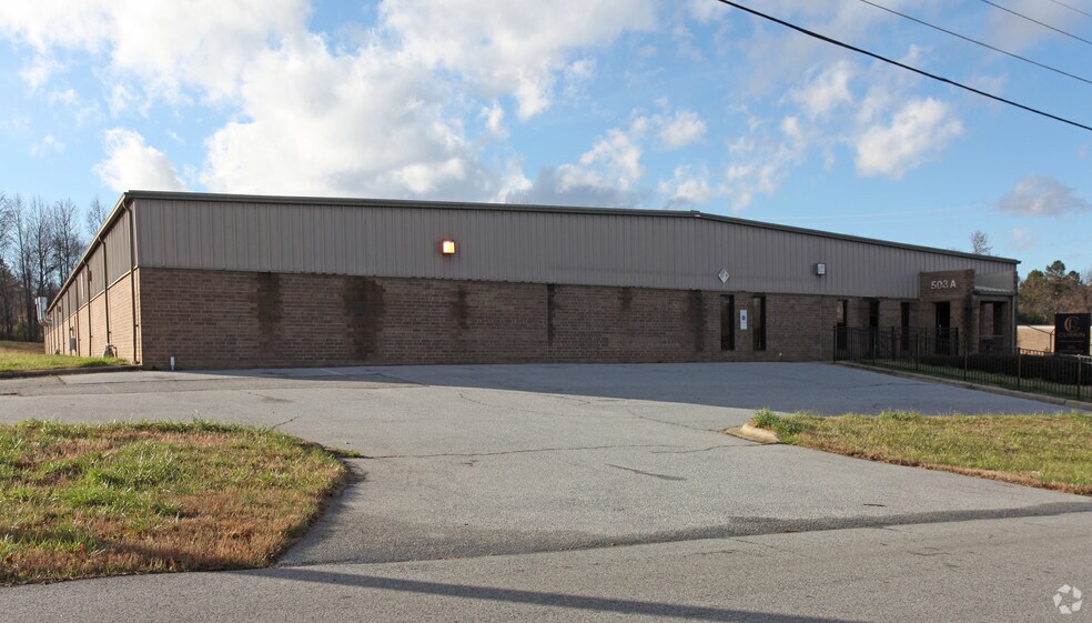 503 Aztec Dr, High Point, NC à louer - Photo du bâtiment - Image 2 de 11