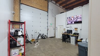 560 21st St SE, Salem, OR for sale Interior Photo- Image 2 of 11