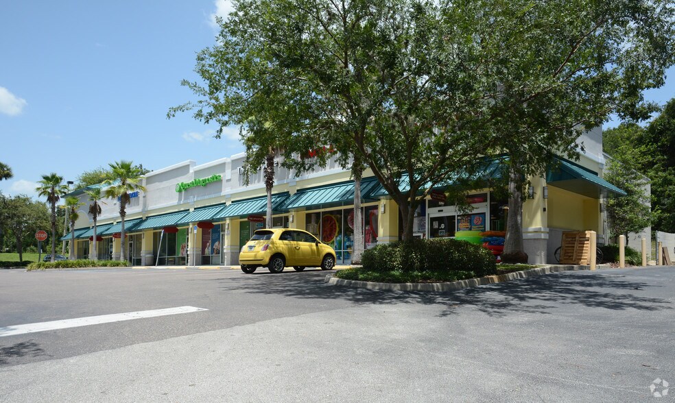 915 Doyle Rd, Deltona, FL à louer - Photo du bâtiment - Image 2 de 2