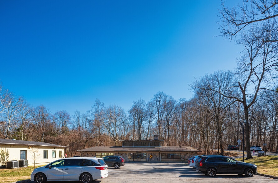 259 Heathcote Rd, Scarsdale, NY à vendre - Photo du bâtiment - Image 2 de 6