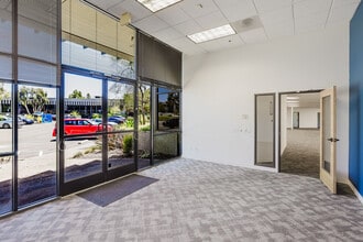6815 Flanders Dr, San Diego, CA à louer Photo intérieure- Image 2 de 11