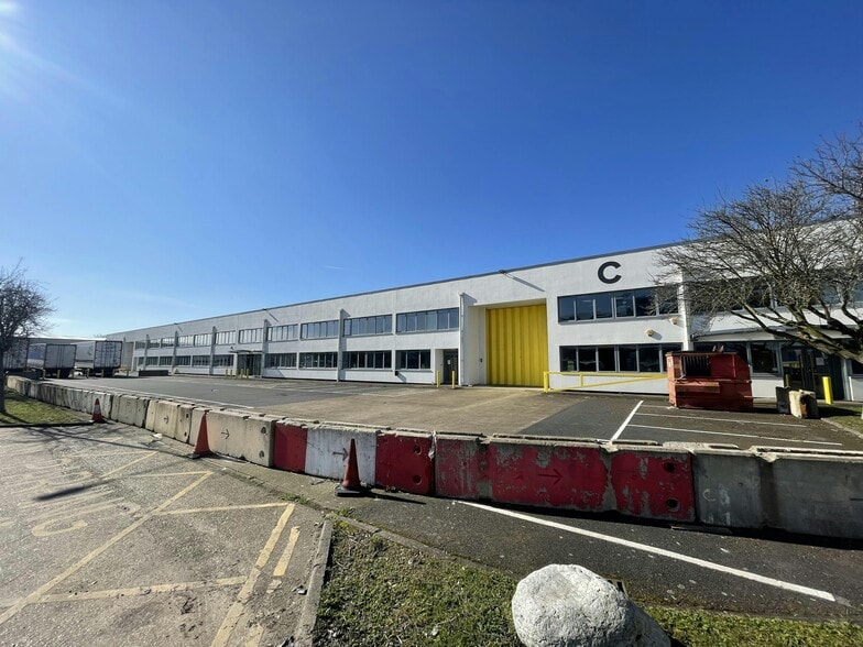 Dolphin Rd W, Sunbury On Thames for lease - Building Photo - Image 3 of 17