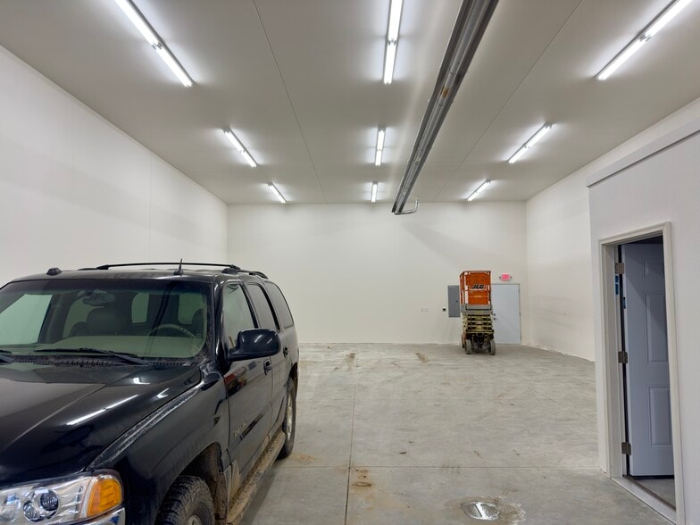 3212 Airway Ave, Bismarck, ND à vendre - Photo du bâtiment - Image 2 de 7
