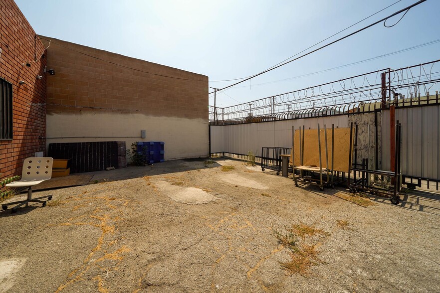 233 W 33rd St, Los Angeles, CA for sale - Building Photo - Image 3 of 9