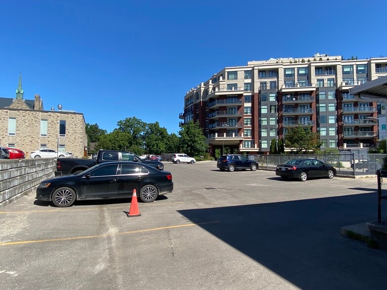 4894-4896 Dundas St W, Toronto, ON for lease - Building Photo - Image 3 of 6