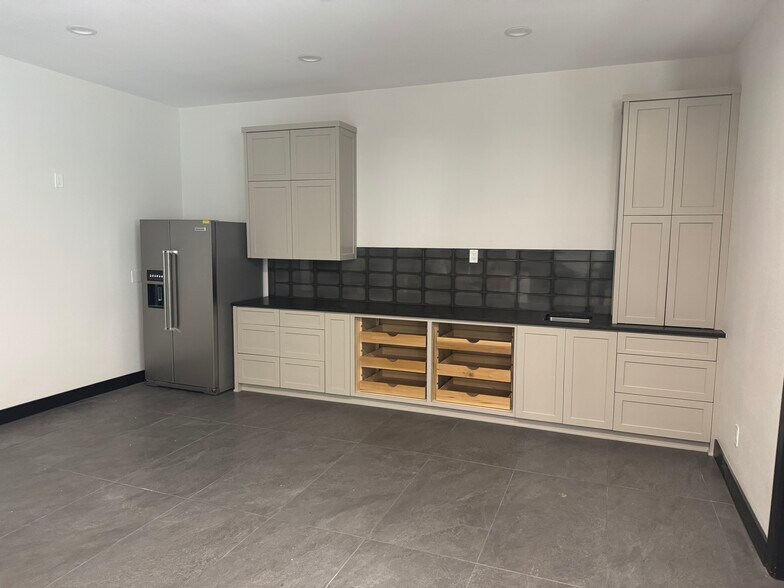 121 W 6th St, Justin, TX à louer - Photo du bâtiment - Image 2 de 12