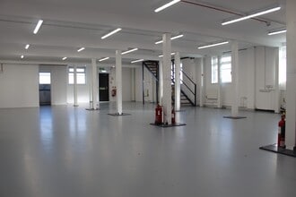 Albury Clos, Reading for lease Building Photo- Image 2 of 10