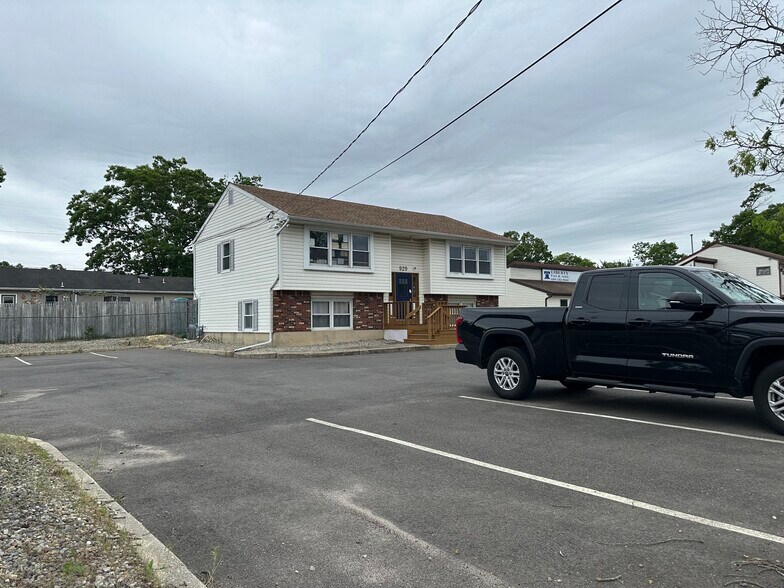 929 Lacey Rd, Forked River, NJ à vendre - Photo du bâtiment - Image 2 de 14