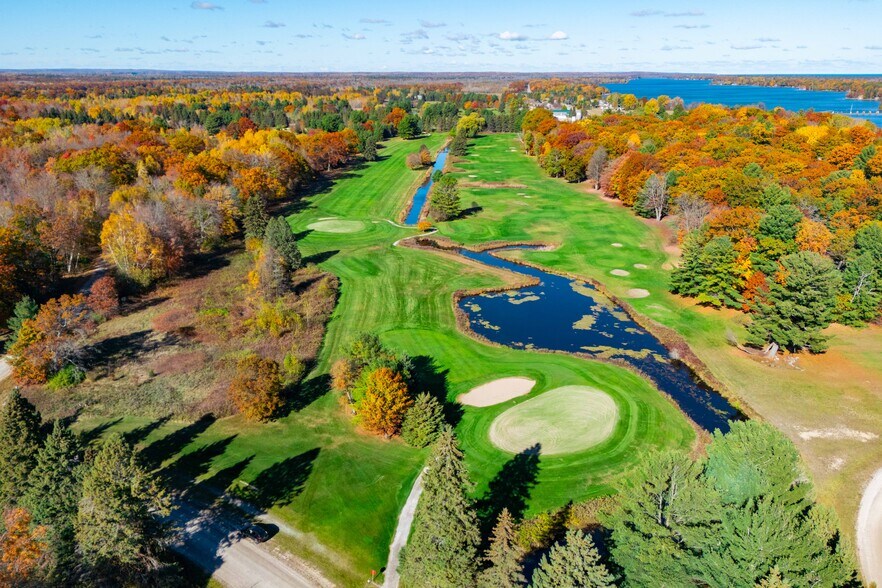 7751 Cedar Lake Rd, Oscoda, MI à vendre - Photo du bâtiment - Image 2 de 22