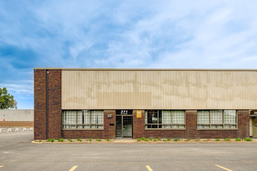 341-371 Rue Isabey, Saint-Laurent, QC à louer - Photo du bâtiment - Image 2 de 10