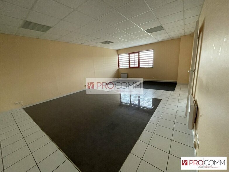 Office in Mainvilliers for lease - Interior Photo - Image 1 of 5