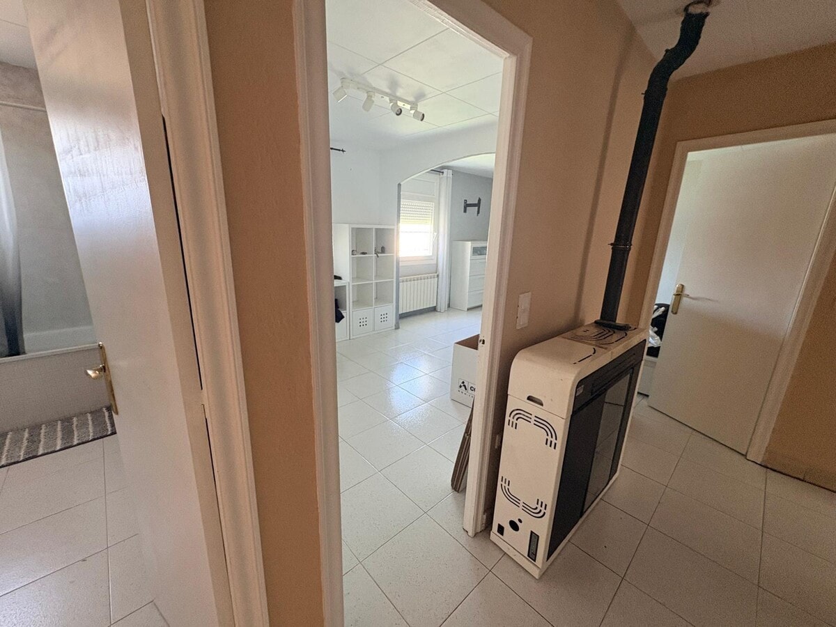 Cervera, LER 25200 - Unit 1 - - Interior Photo - Image 1 of 31