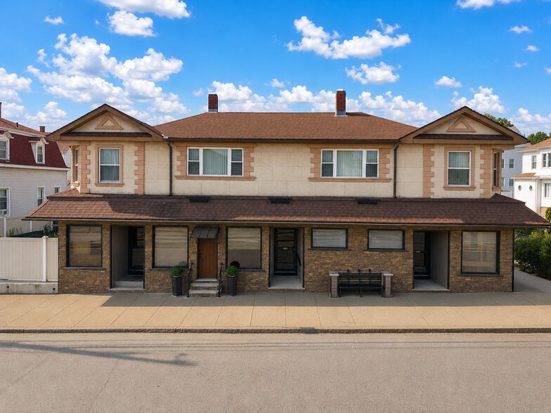 491 Brayton Ave, Fall River, MA à vendre - Photo principale - Image 1 de 64