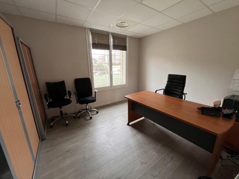 Office in Toulon for lease - Building Photo - Image 3 of 8