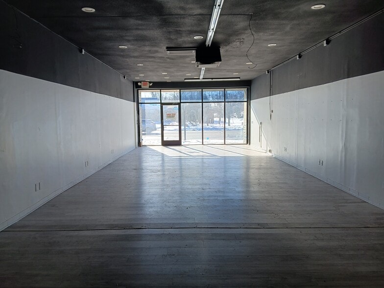 15556-15560 W Twelve Mile Rd, Southfield, MI for lease - Interior Photo - Image 3 of 3
