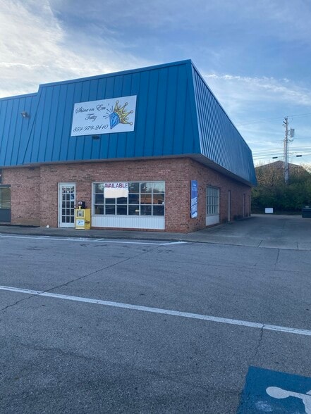 116-128 S Keeneland Dr, Richmond, KY for lease - Building Photo - Image 3 of 4