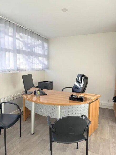 Office in Taverny for lease - Interior Photo - Image 3 of 8