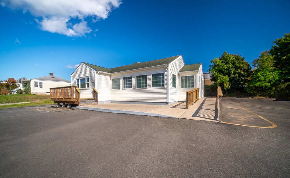 110 Coe Ave, Middletown, CT à vendre - Photo du bâtiment - Image 2 de 7