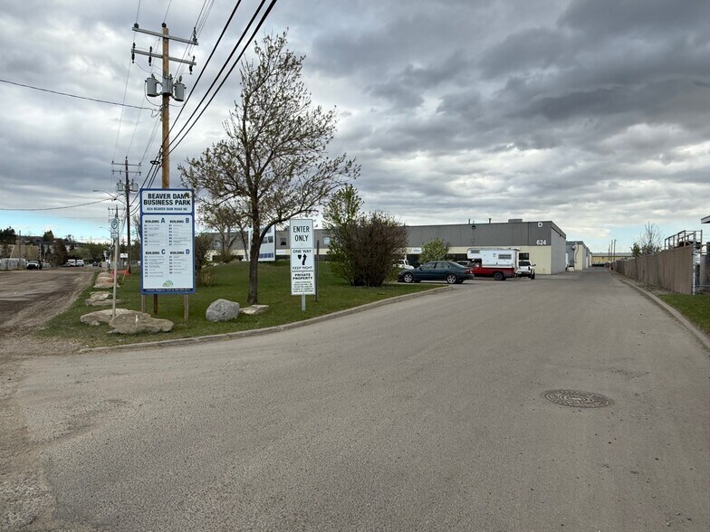 624 Beaver Dam Rd NE, Calgary, AB à vendre - Photo du bâtiment - Image 1 de 1