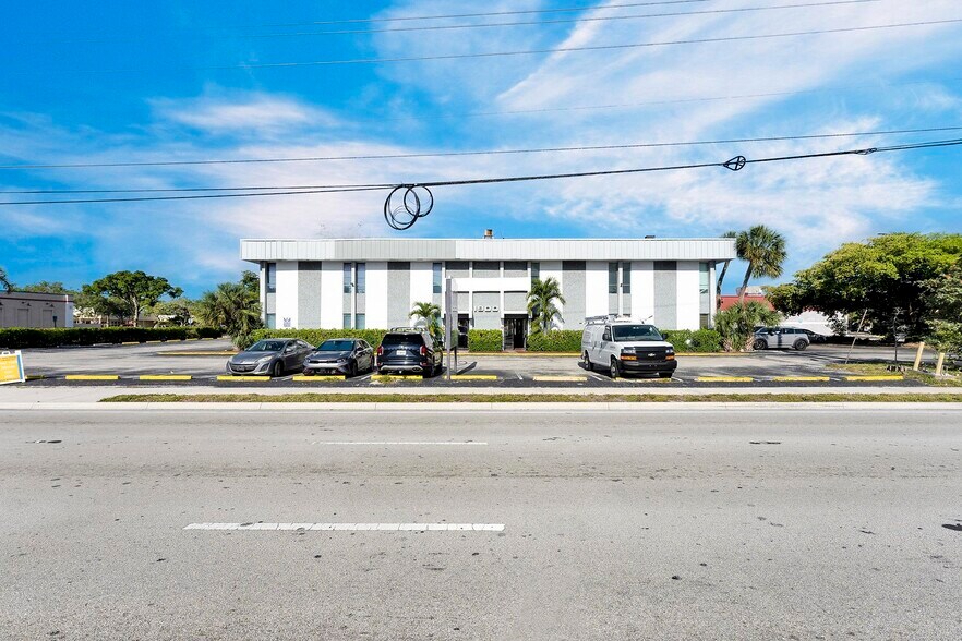 1900 N University Dr, Pembroke Pines, FL à louer - Photo du bâtiment - Image 2 de 43