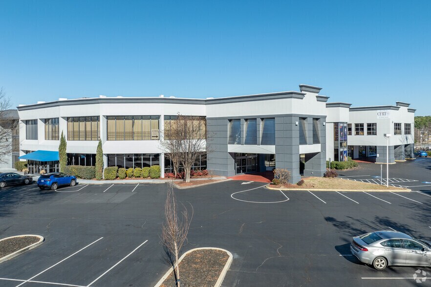 1707 Owen Dr, Fayetteville, NC à louer - Photo du bâtiment - Image 1 de 39