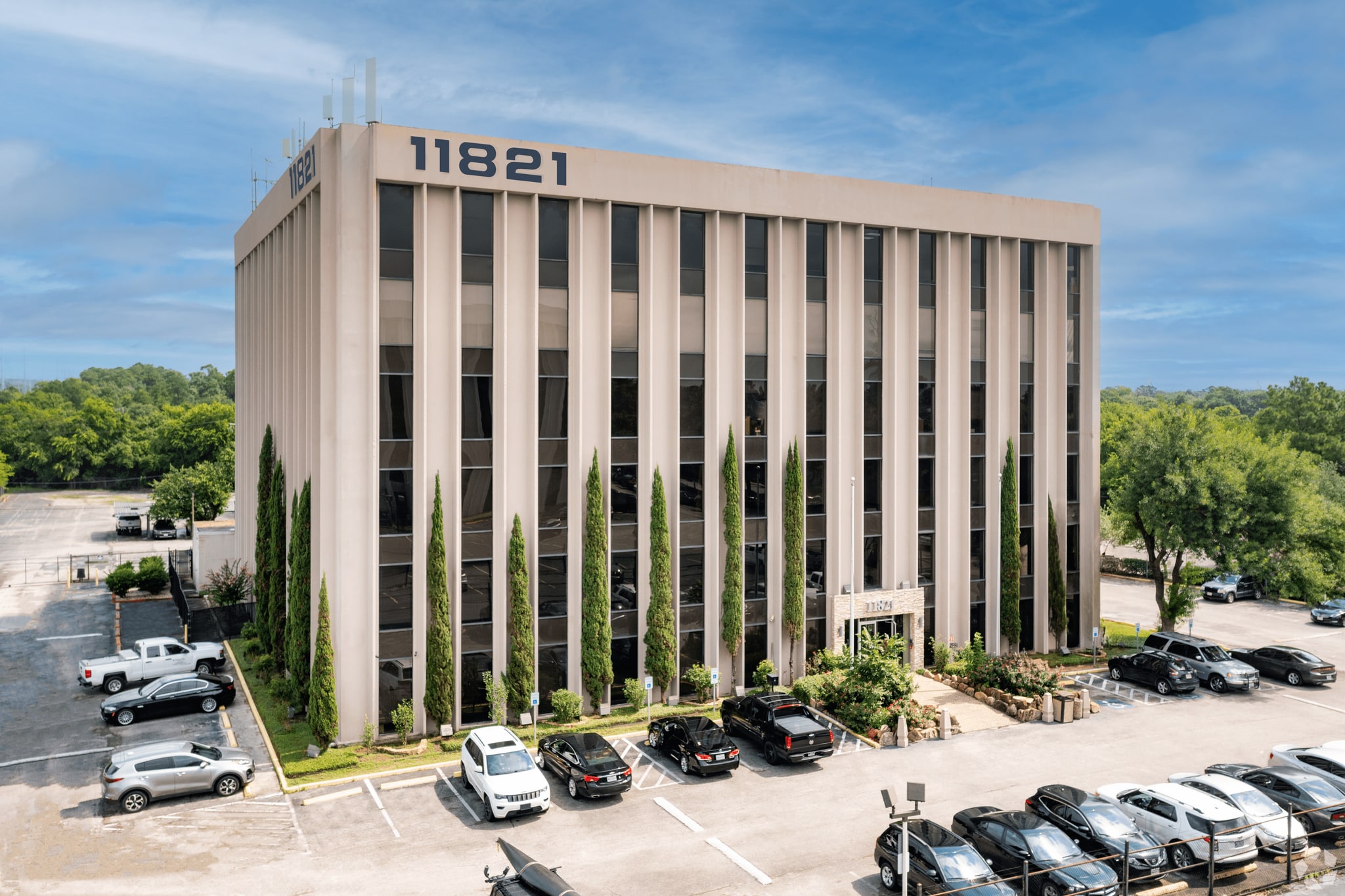 11821 E I-10 Fwy, Houston, TX for lease Building Photo- Image 1 of 7