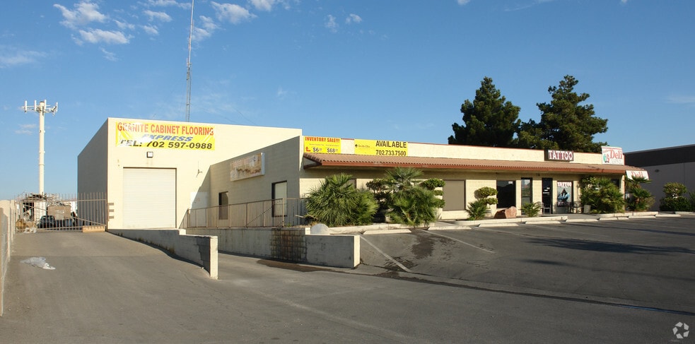 5611-5617 S Valley View Blvd, Las Vegas, NV à louer - Photo principale - Image 1 de 11