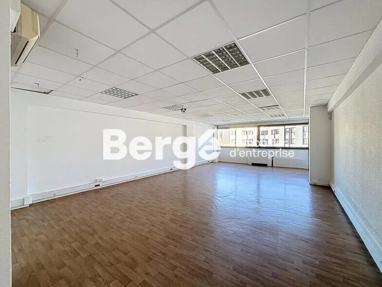 Office in Saint-Laurent-du-Var for lease - Interior Photo - Image 3 of 7