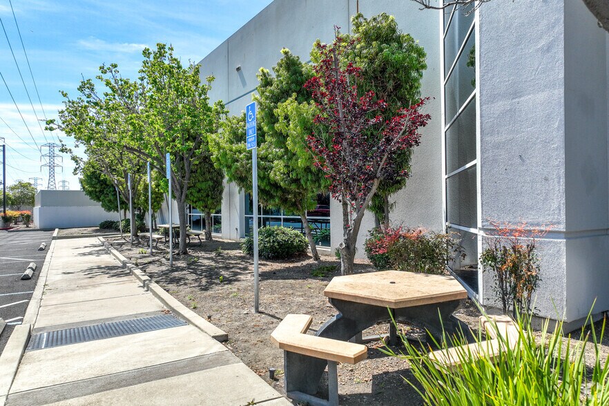 43455 Osgood Rd, Fremont, CA à louer - Photo du bâtiment - Image 3 de 5