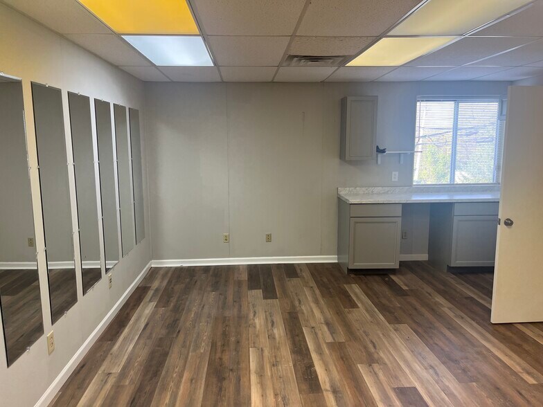 8221-8237 E Washington St, Chagrin Falls, OH à louer - Photo du bâtiment - Image 2 de 11