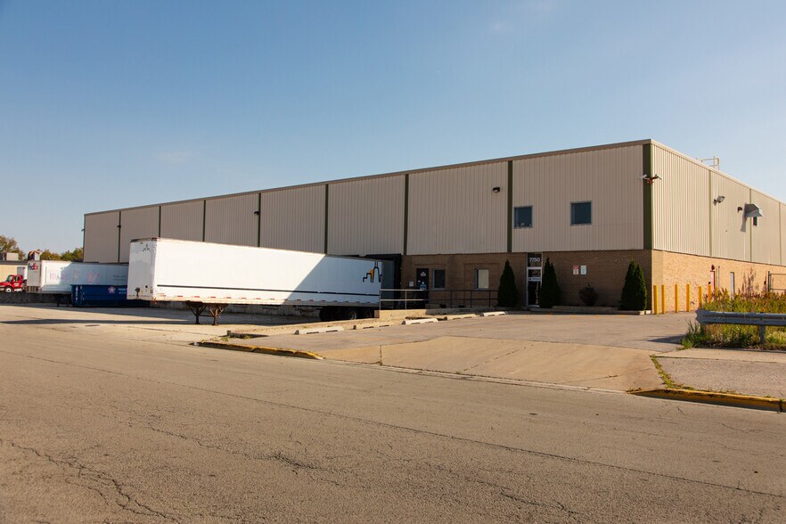 7750 Industrial Dr, Forest Park, IL for lease - Building Photo - Image 2 of 8