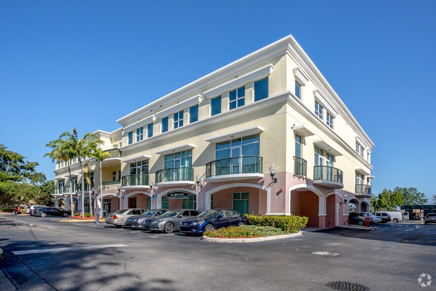 5803 NW 151st St, Miami Lakes, FL à louer - Photo du bâtiment - Image 3 de 24