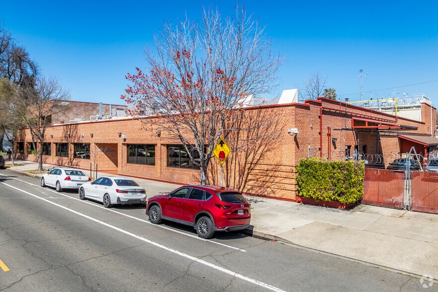 1927 13th St, Sacramento, CA à vendre - Photo du bâtiment - Image 2 de 5