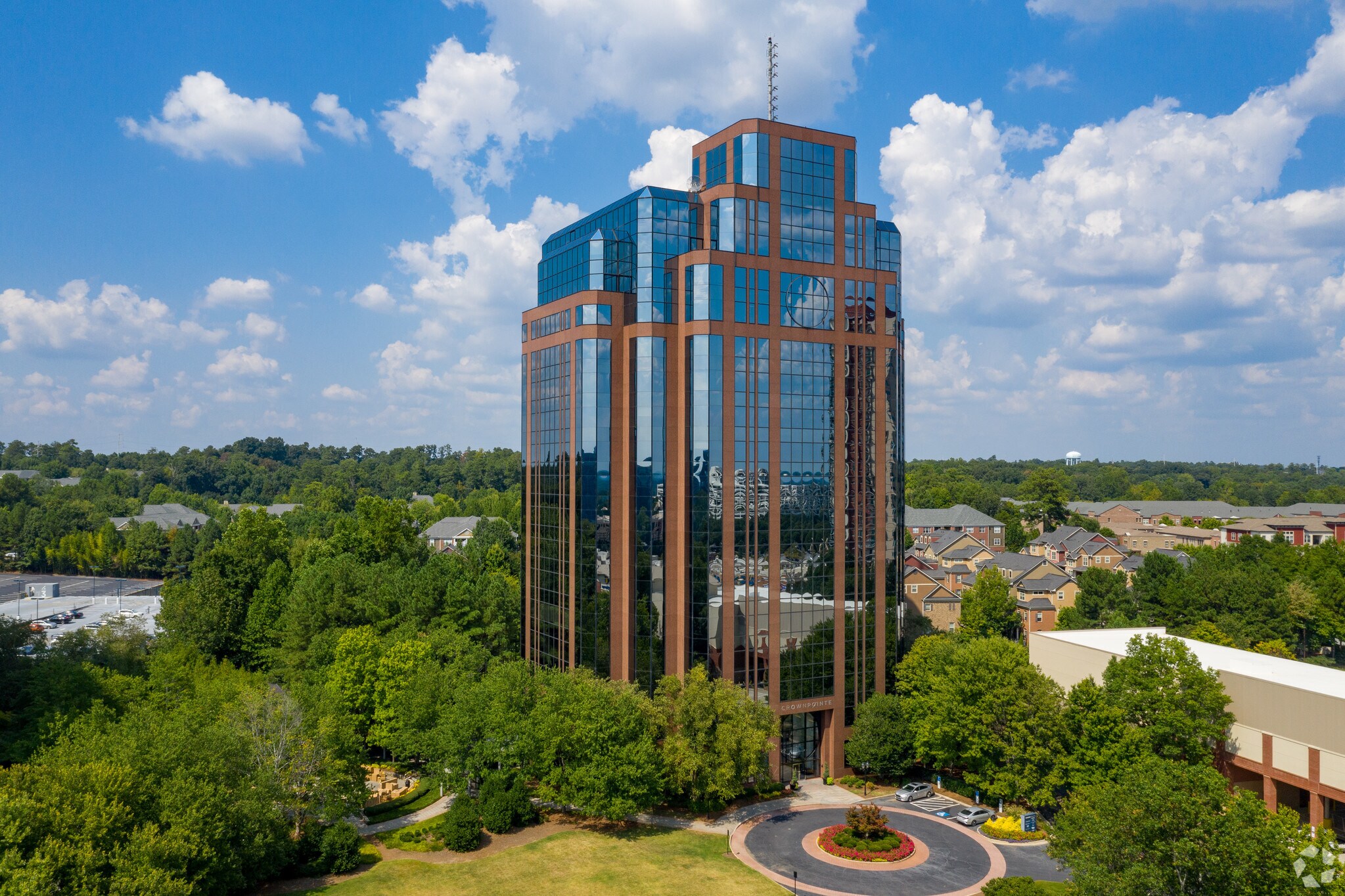 1050 Crown Pointe Pkwy, Atlanta, GA à louer Photo du bâtiment- Image 1 de 31
