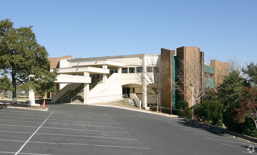 220 Foremost Dr, Austin, TX à louer - Photo du bâtiment - Image 2 de 42