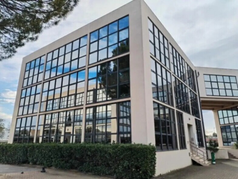 Office in Aix-en-Provence for lease - Building Photo - Image 1 of 12
