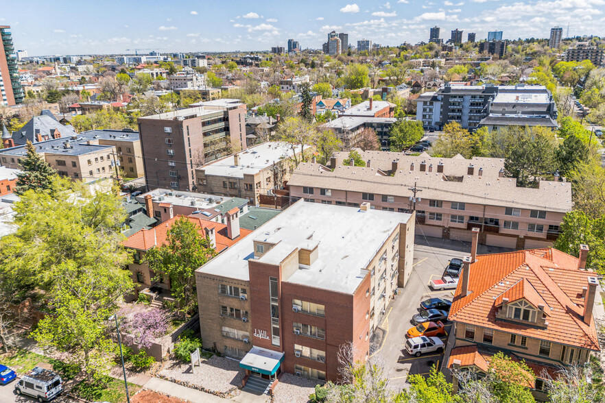 Deville & Washington Plaza Apartments portfolio of 2 properties for sale on LoopNet.ca - Building Photo - Image 3 of 9