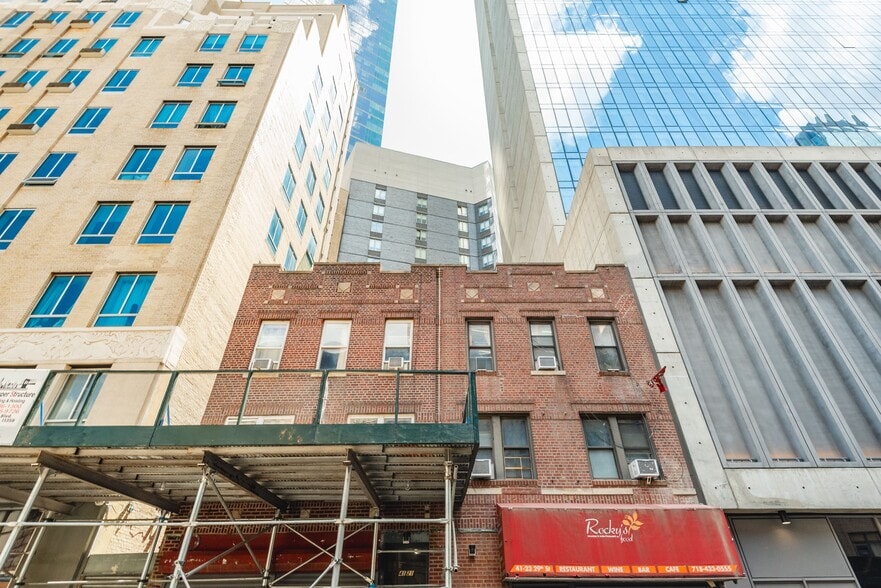 4121-4123 29th Street portfolio of 2 properties for sale on LoopNet.ca - Building Photo - Image 2 of 25