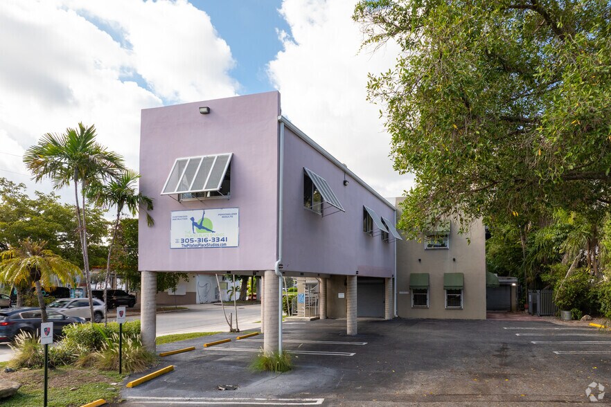 5400 NE 4 Ct, Miami, FL à vendre - Photo du bâtiment - Image 3 de 39
