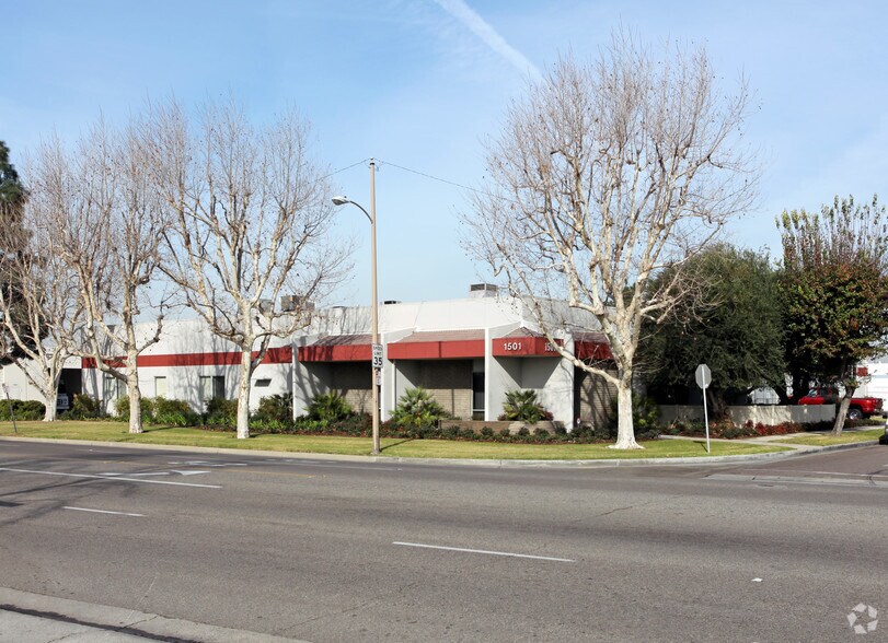 1521-1539 W Orangewood Ave, Orange, CA à louer - Photo du bâtiment - Image 2 de 3