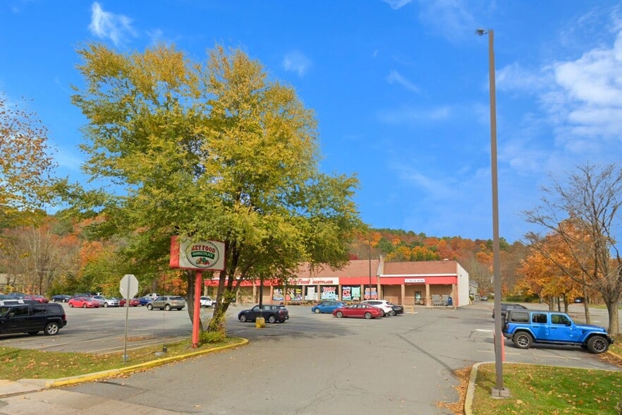 501 W Harford St, Milford, PA for lease - Building Photo - Image 1 of 19