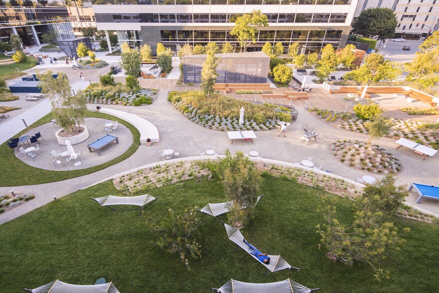 6701 Center Dr W, Los Angeles, CA à louer - Photo du bâtiment - Image 3 de 7