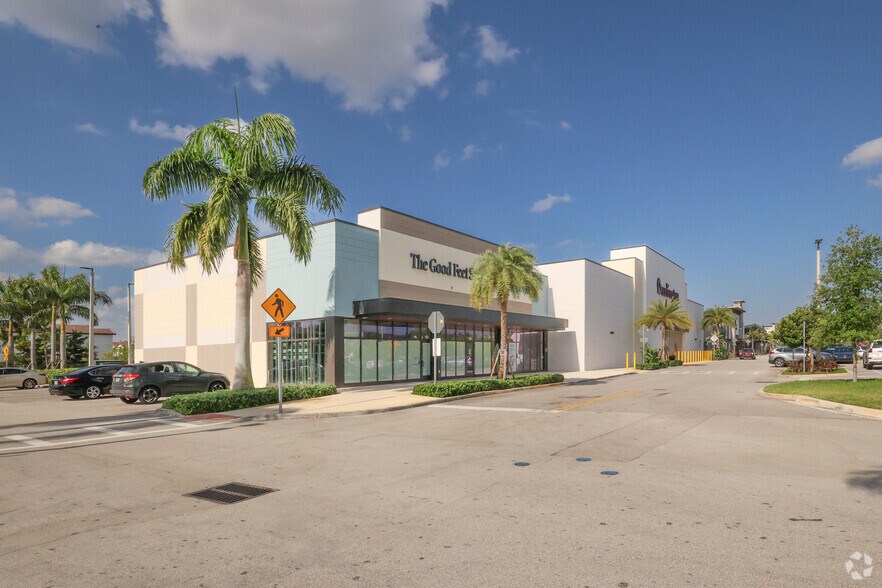 16000 Pines Blvd, Pembroke Pines, FL à louer - Photo du bâtiment - Image 2 de 9
