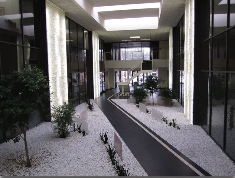 2537 S Gessner Rd, Houston, TX à louer - Photo intérieure - Image 2 de 2