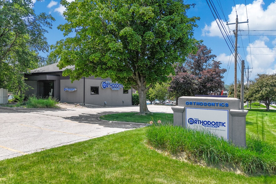 7180 Hickman Rd, Windsor Heights, IA for lease - Building Photo - Image 1 of 21