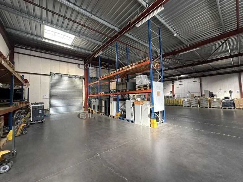 Flex in Marseille for lease - Interior Photo - Image 2 of 6